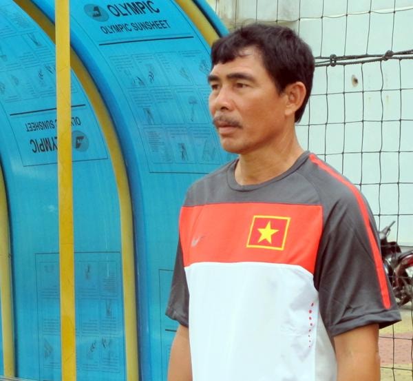 HLV Đinh Văn Dũng trong vai trò HLV trưởng đội trẻ trước đây