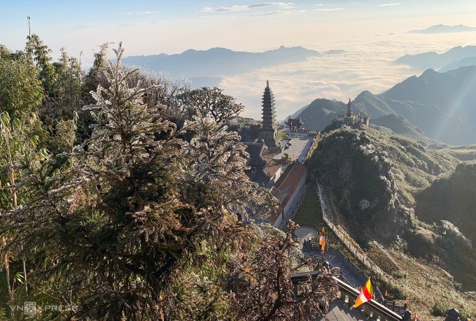 Băng giá phủ đỉnh Fansipan