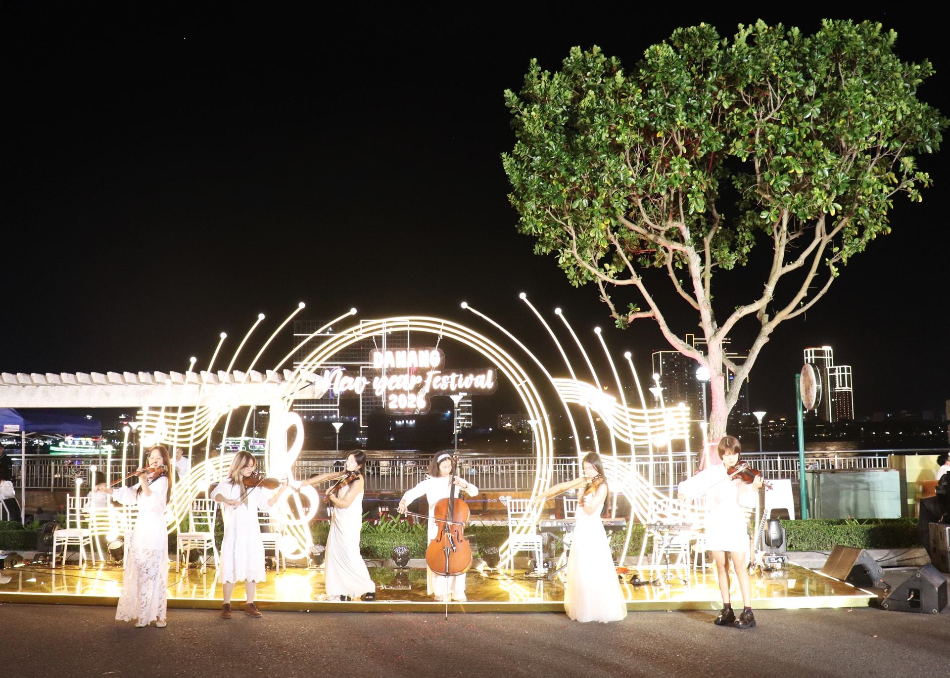 Ban nhạc biểu diễn tại công viên bờ Đông Cầu Rồng