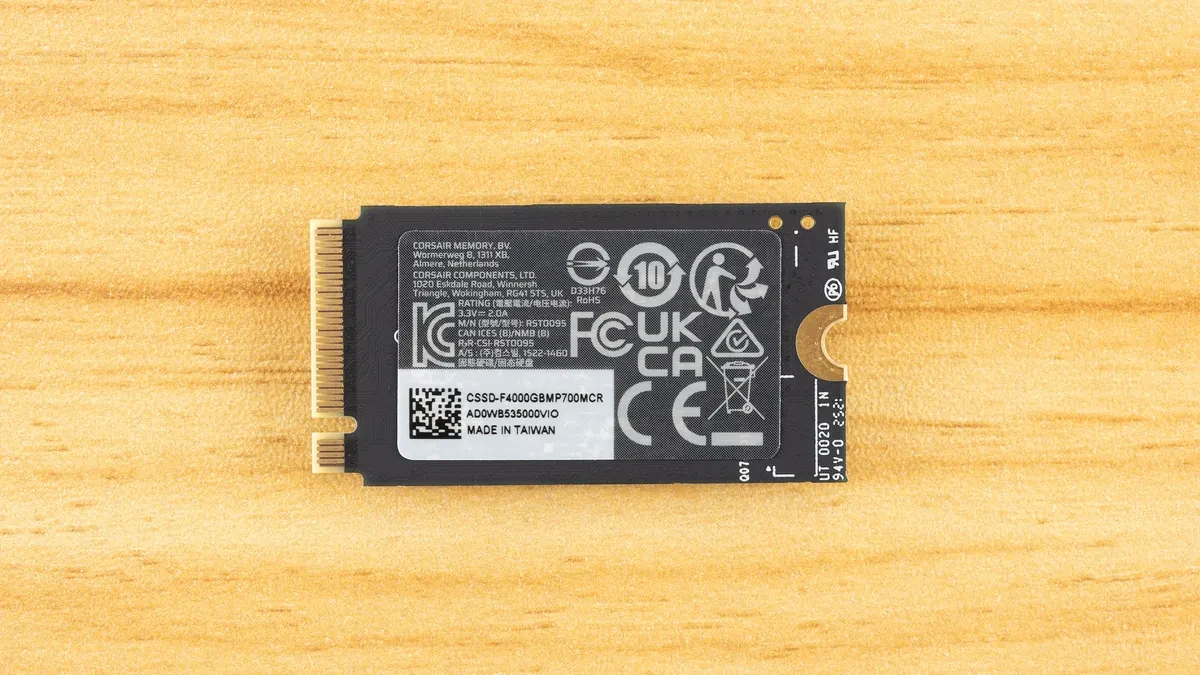 Chi tiết mạch in Corsair MP700 Micro
