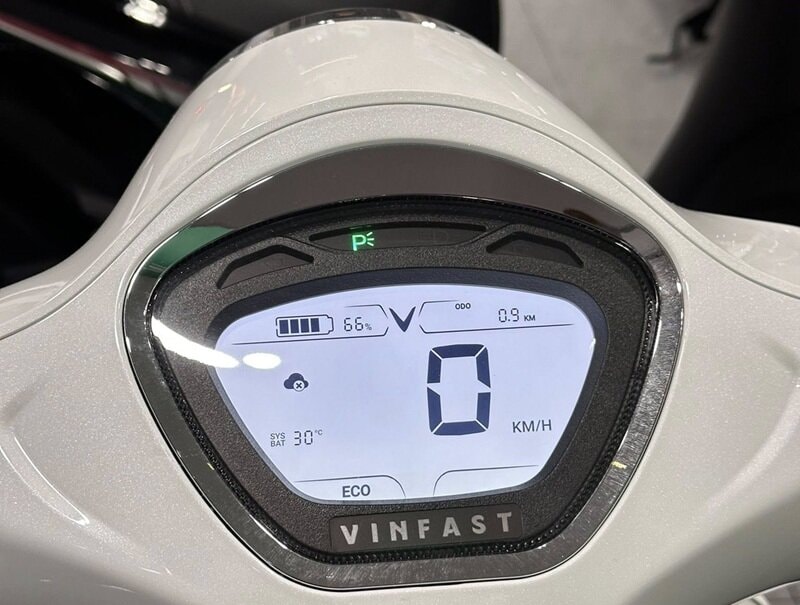 Mặt đồng hồ kỹ thuật số toàn phần trên xe VinFast Evo200