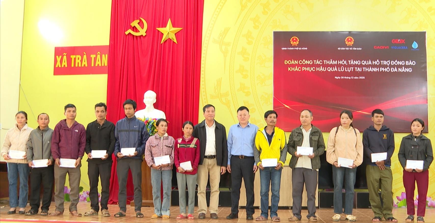 Bộ Dân tộc và Tôn giáo trao quà cho bà con người đồng bào dân tộc thiểu số xã Trà Tân. Ảnh: VIẾT TRỌNG
