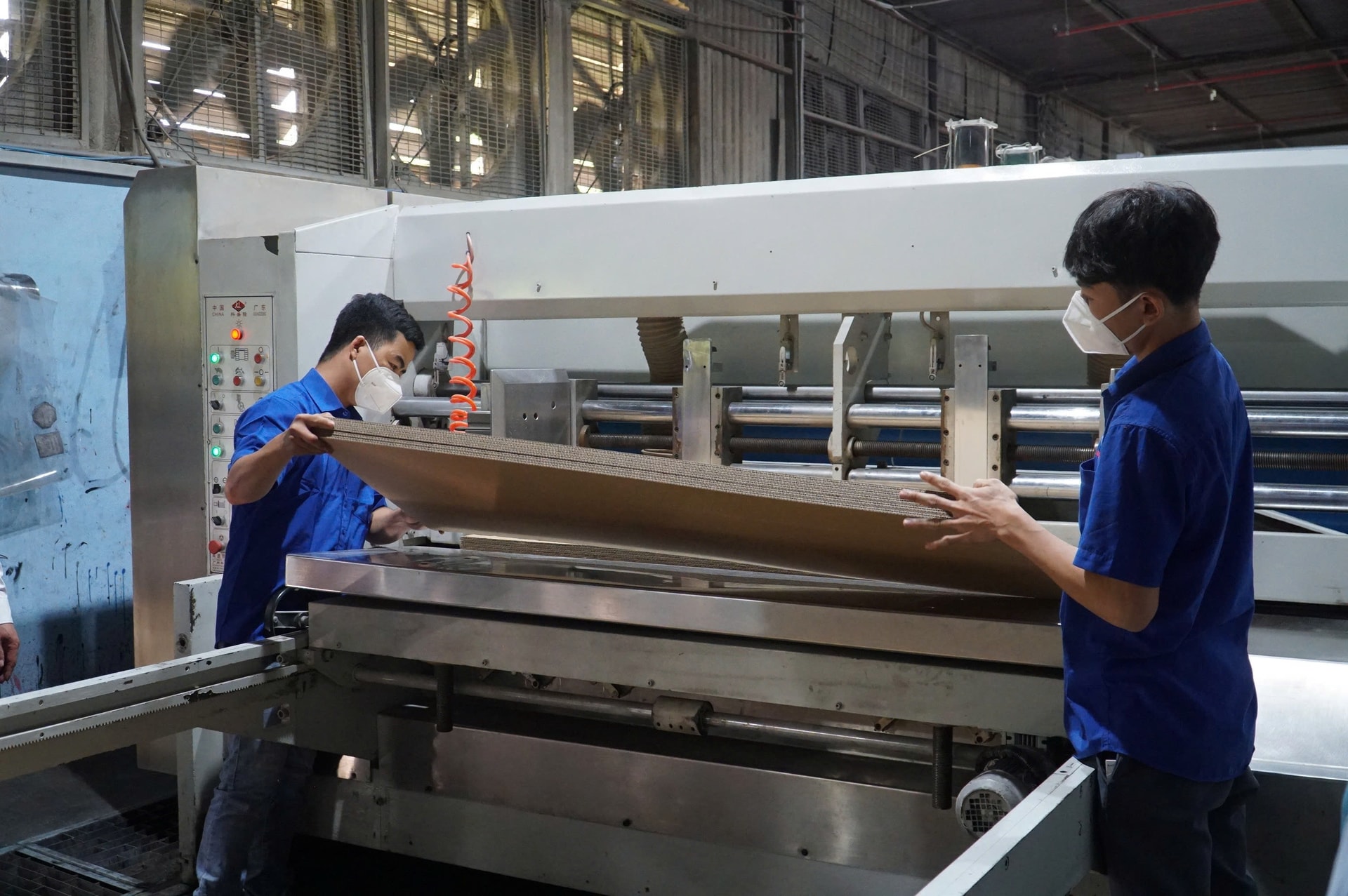 Năng lực sản xuất của Công ty TNHH sản xuất bao bì carton Hòa Bình được nâng cao sau khi đầu tư máy móc. Ảnh: VĂN HOÀNG