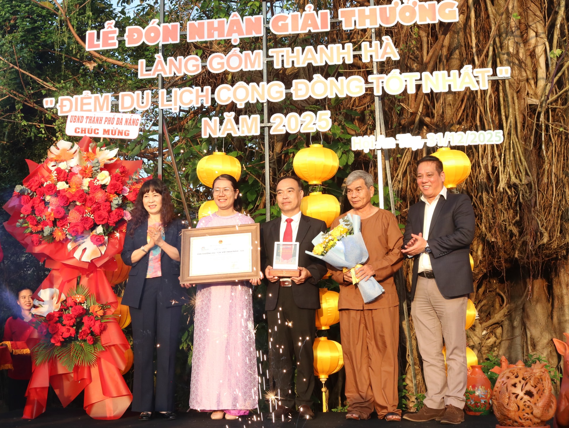 Ms. Truong Thi Hong Hanh, Director of the Department of Culture, Sports and Tourism, presents the certificate for the 