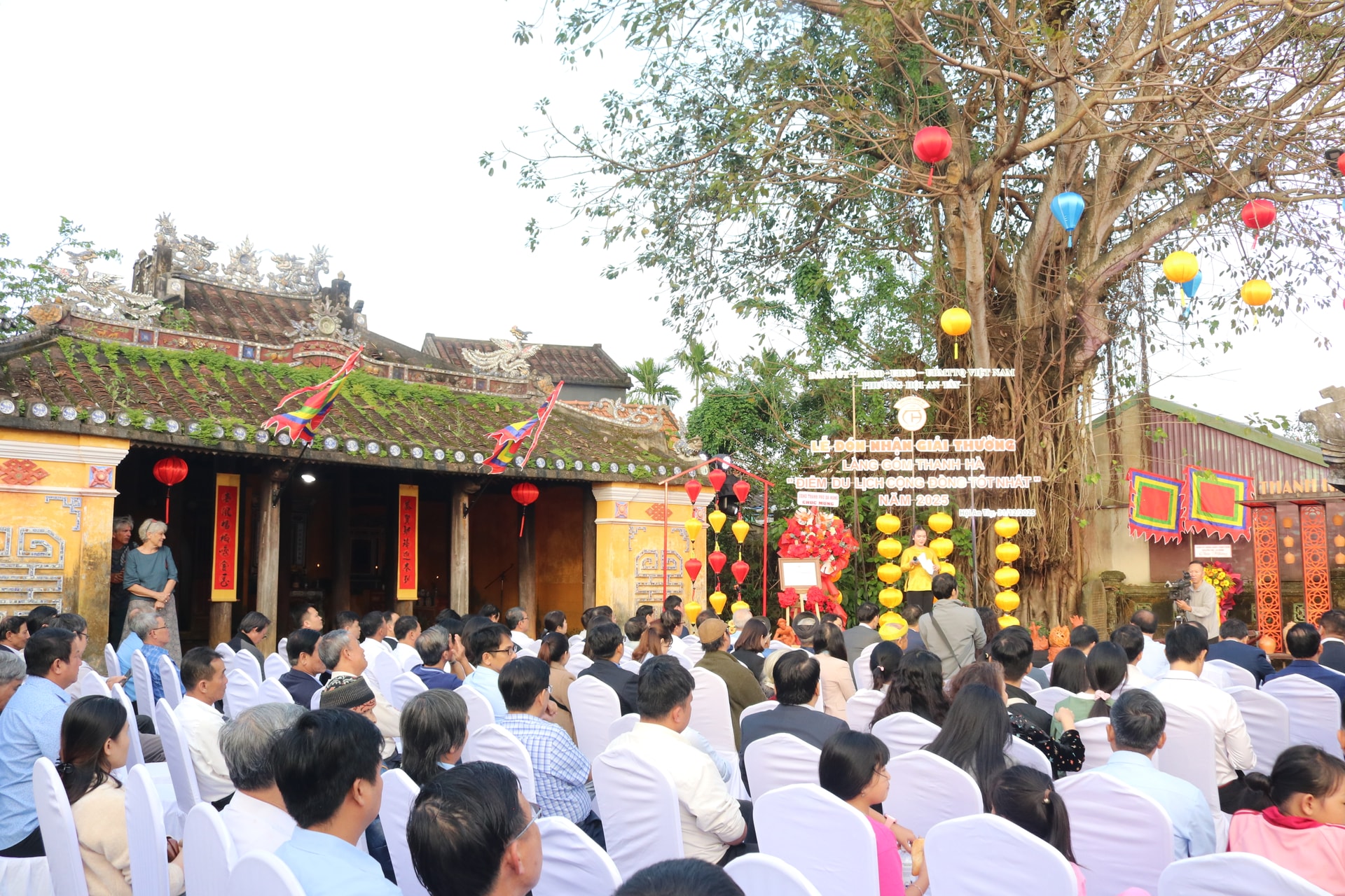 A large number of officials, local residents, and tourists attended the ceremony. Photo: HOANG LIEN