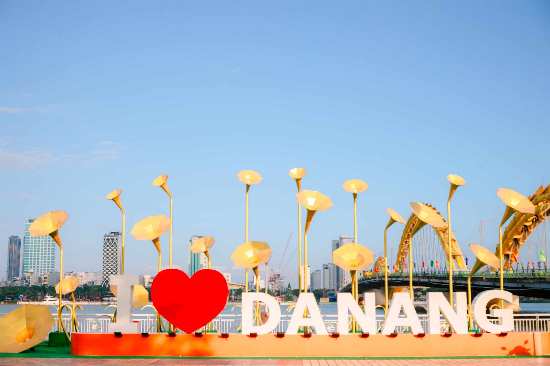 De nombreuses décorations colorées ornent les rues de Da Nang.