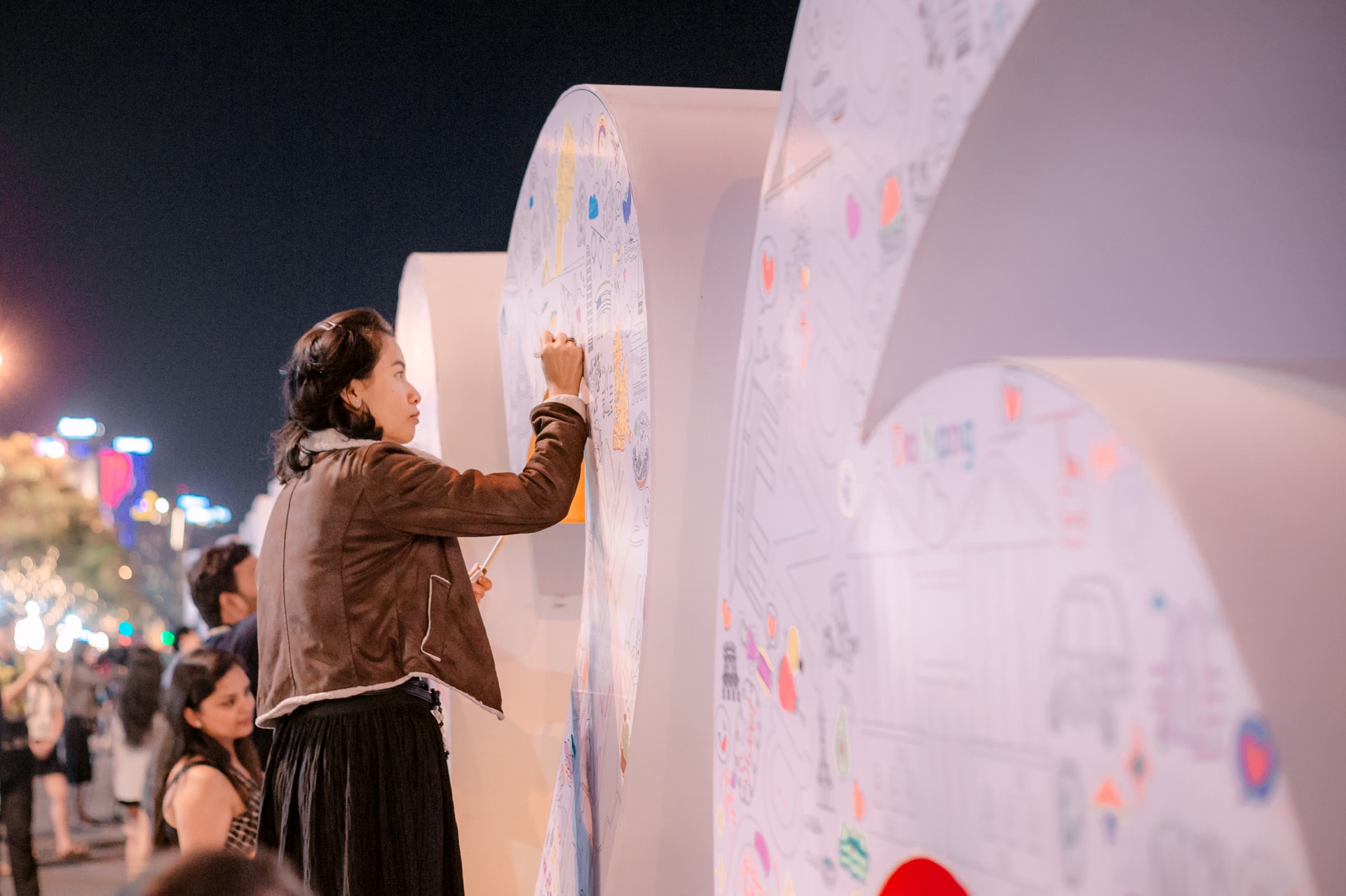 Sur la rue piétonne Bach Dang, les visiteurs peuvent librement explorer des activités interactives, des expositions de photos, prendre des photos artistiques et diffuser des vœux chaleureux et sincères pour le Nouvel An.