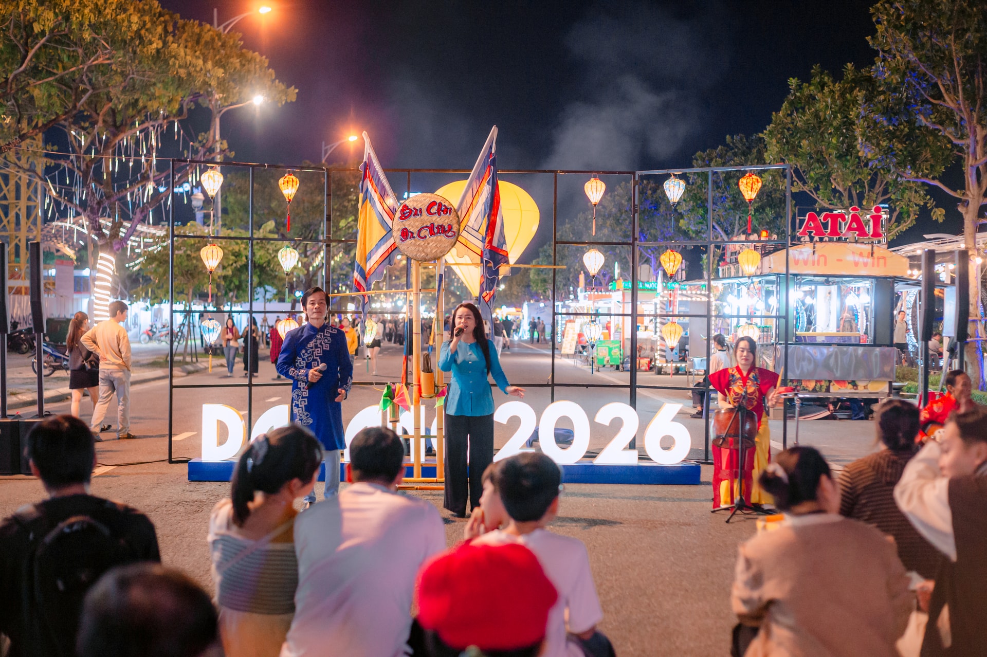 De nombreuses représentations de Bài Chòi sur la rue piétonne Bạch Đằng attirent l'attention d'un grand nombre d'habitants et de touristes.