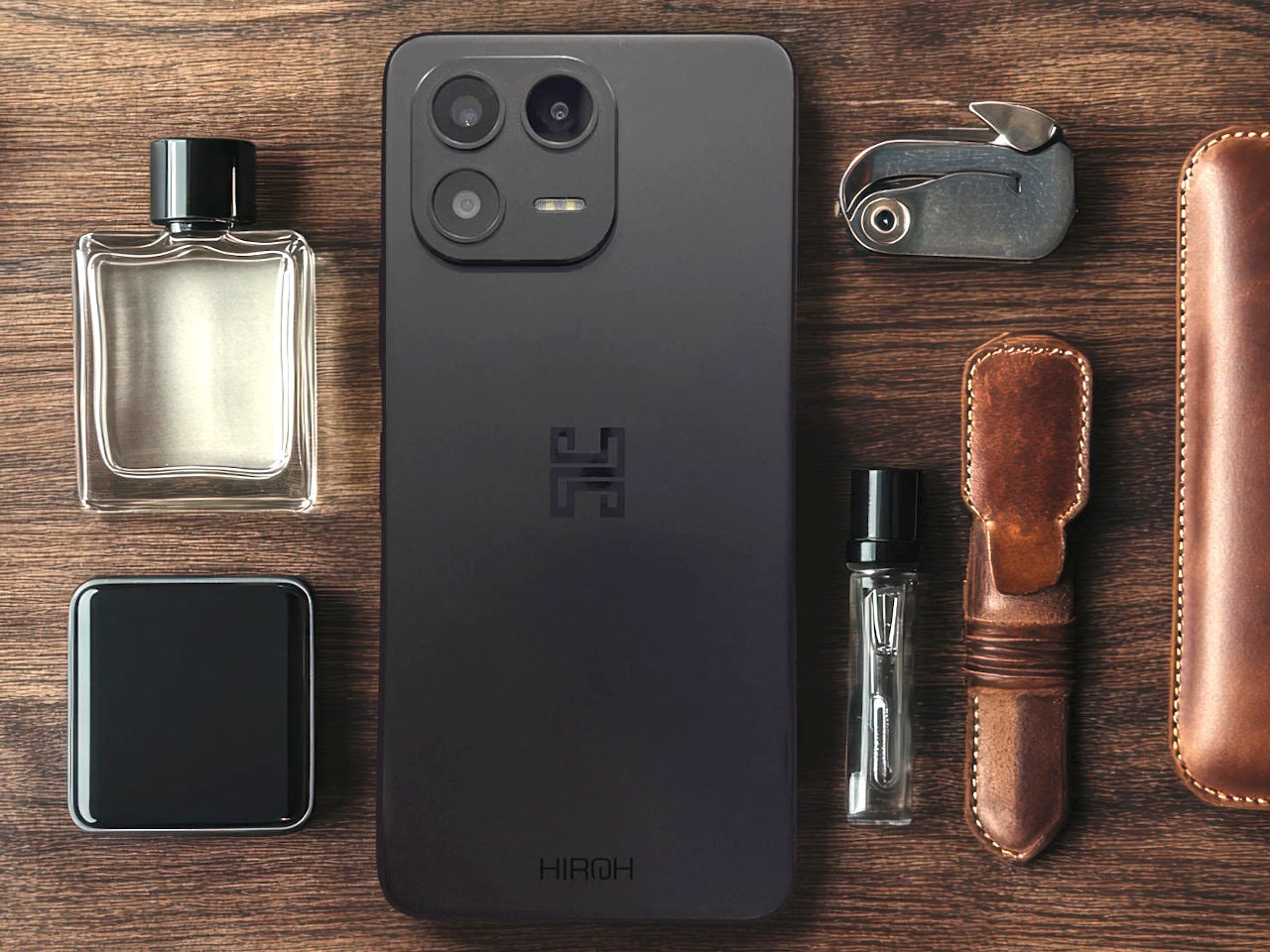 Smartphone Hiroh với công tắc ngắt phần cứng chạy hệ điều hành /e/OS dựa trên Android 16 của Murena