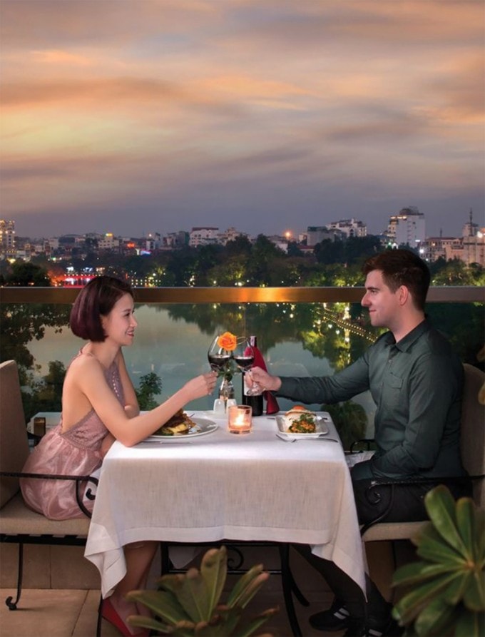 Không gian quán bar Bellevue Rooftop tại Silk Path Boutique Hanoi nhìn ra hồ Hoàn Kiếm.