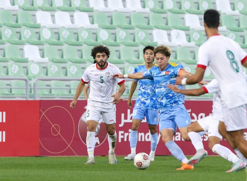 Tiền vệ Viktor Lê đeo băng thủ quân U23 Việt Nam trong trận giao hữu với U23 Syria tại Qatar