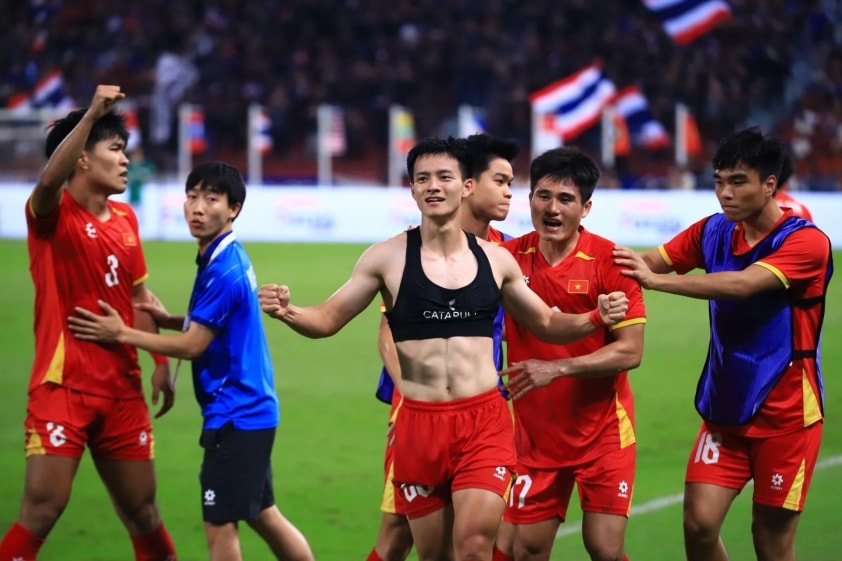 HLV Kim Sang Sik và Thanh Nhàn tại sân tập U23 Việt Nam