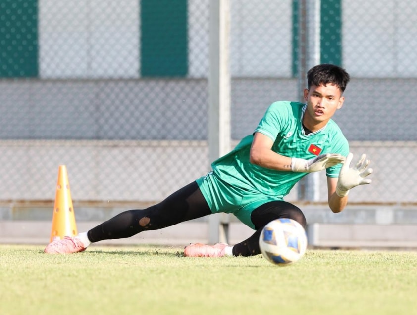 Thủ môn Phạm Đình Hải tập luyện cùng đội tuyển U23 Việt Nam