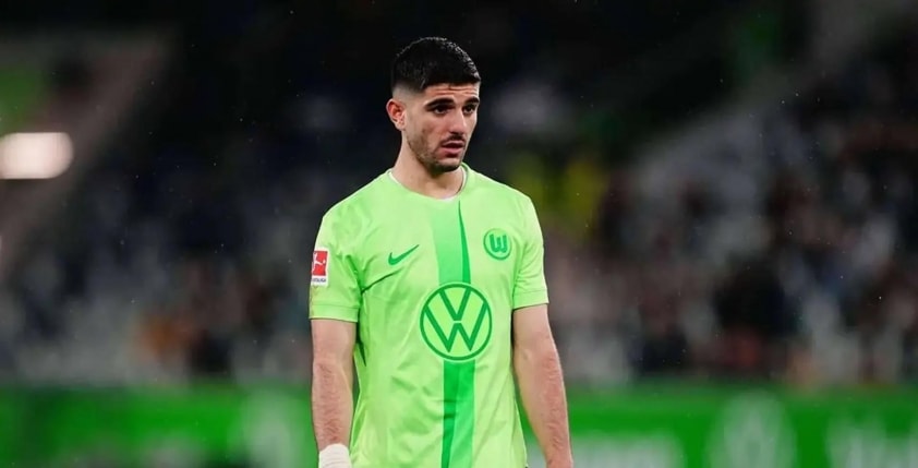 Konstantinos Koulierakis thi đấu cho Wolfsburg tại Bundesliga