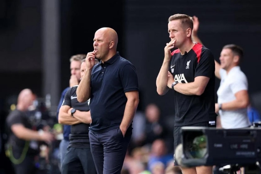 Liverpool gặp khó khăn trong phòng ngự bóng chết