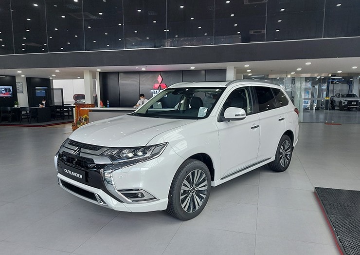 Mitsubishi Outlander có giá bán cạnh tranh trong phân khúc SUV 7 chỗ