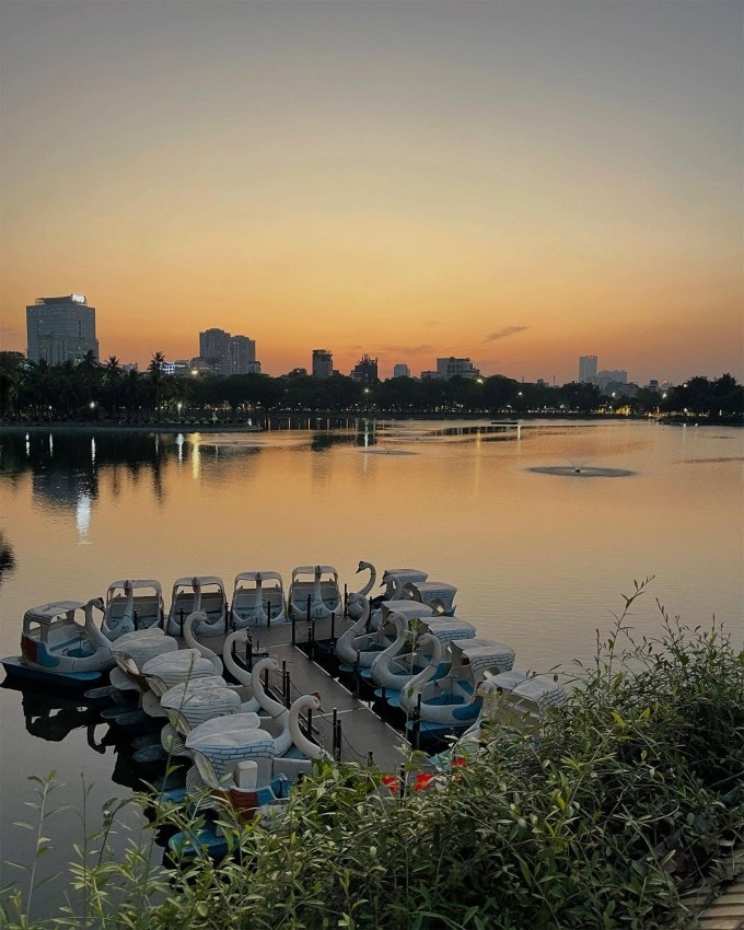 Tầm nhìn ngắm pháo hoa từ không gian The Sipping Bar Waterfront bên hồ.