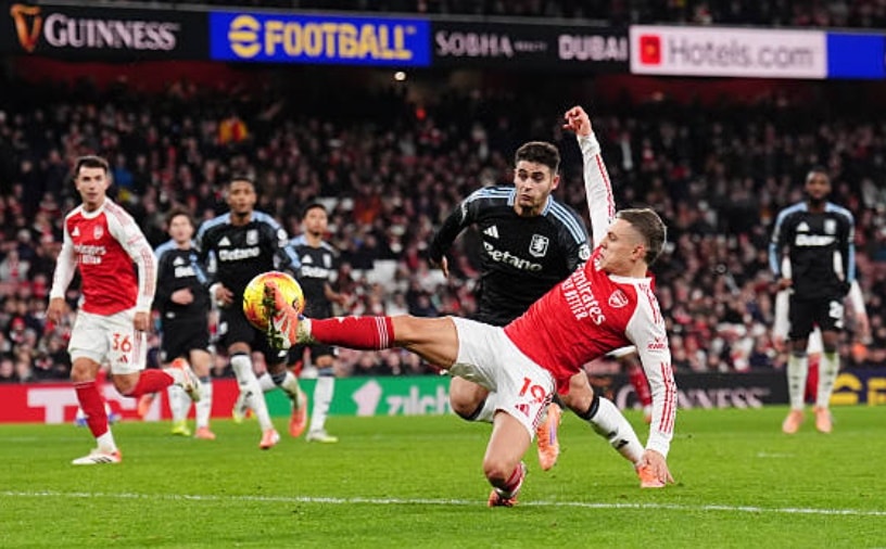 Leandro Trossard ăn mừng bàn thắng nâng tỷ số lên 3-0