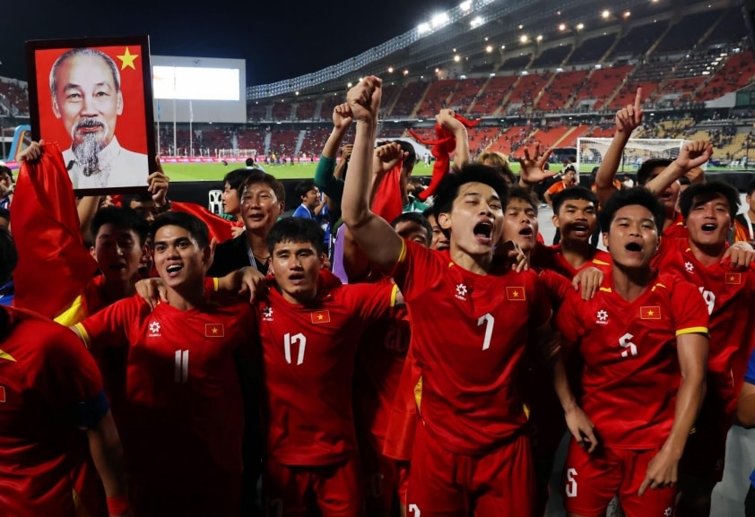Đội tuyển U23 Việt Nam ăn mừng tấm HCV SEA Games 33