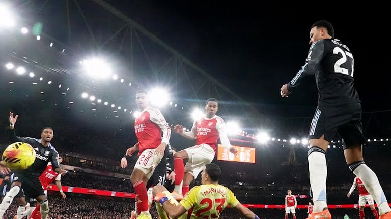 Trung vệ Gabriel Magalhaes chỉ huy hàng phòng ngự Arsenal.
