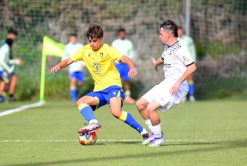 Guille González thi đấu ở vị trí hậu vệ phải