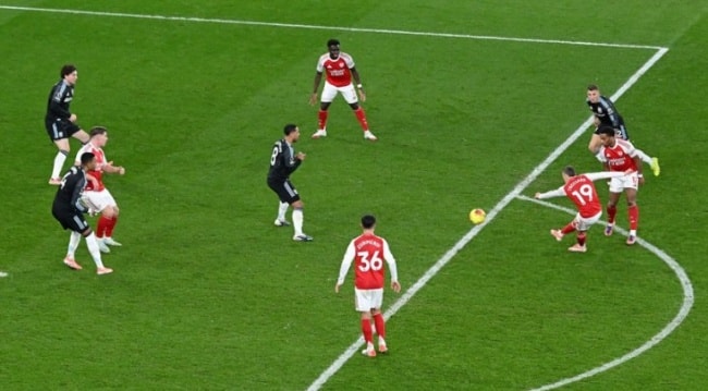 Trossard ghi bàn cho Arsenal.