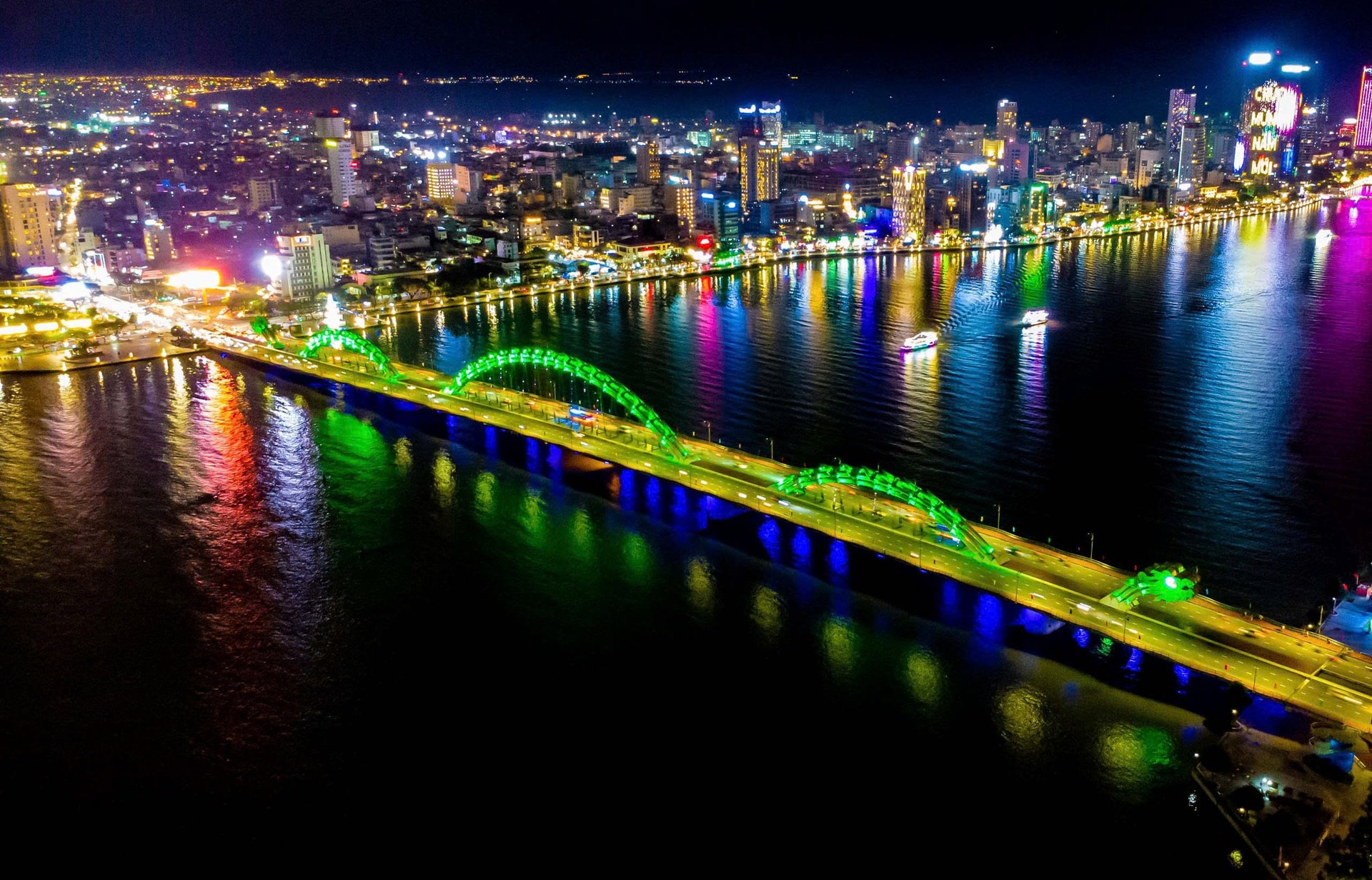 Admirez Da Nang scintillant de lumières colorées en cette fin d'année 2025.