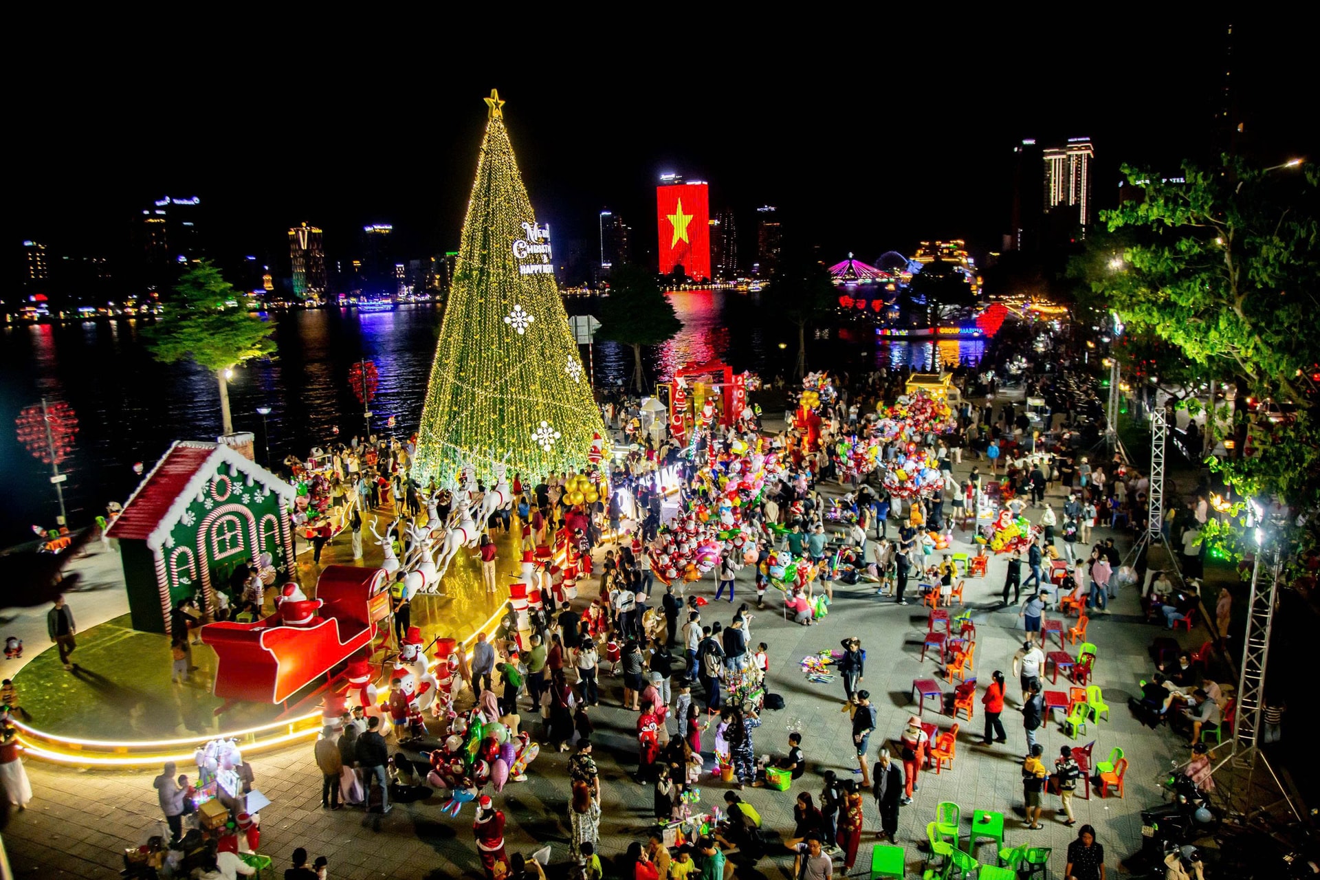 Le sapin de Noël illuminé au bord du fleuve Han est devenu un lieu de rencontre populaire pour les habitants et les touristes pendant les fêtes de fin d'année.