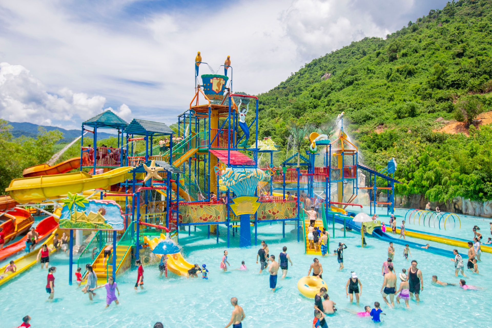 Du khách tìm đến Khu du lịch Núi Thần Tài (xã Hòa Vang) trong dịp đầu năm mới. Ảnh: XUÂN SƠ