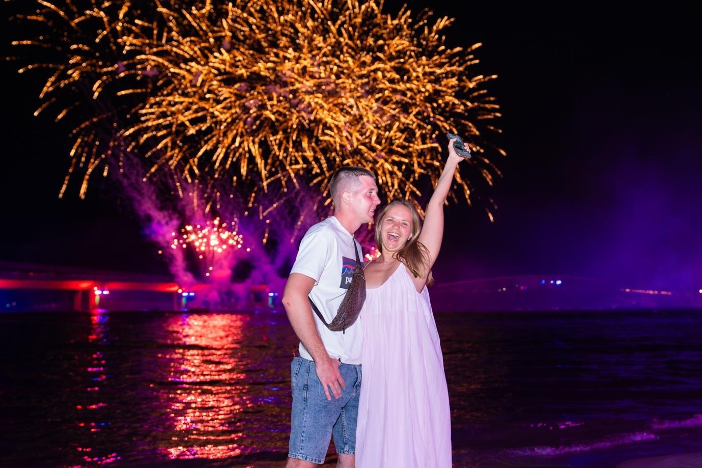 Du khách hào hứng đón năm mới tại Sunset Beach Club