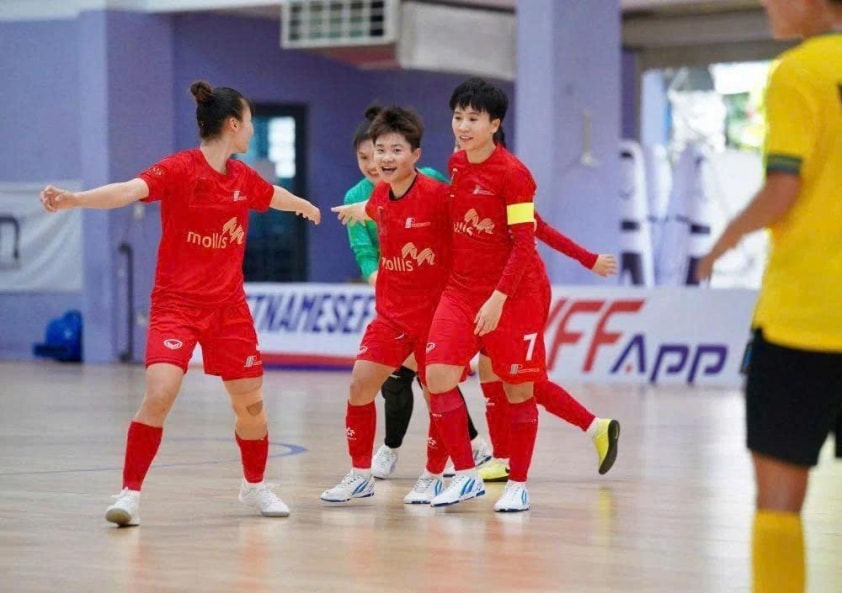 Tuyết Dung trong vai trò trợ lý huấn luyện viên tại câu lạc bộ Phong Phú Hà Nam