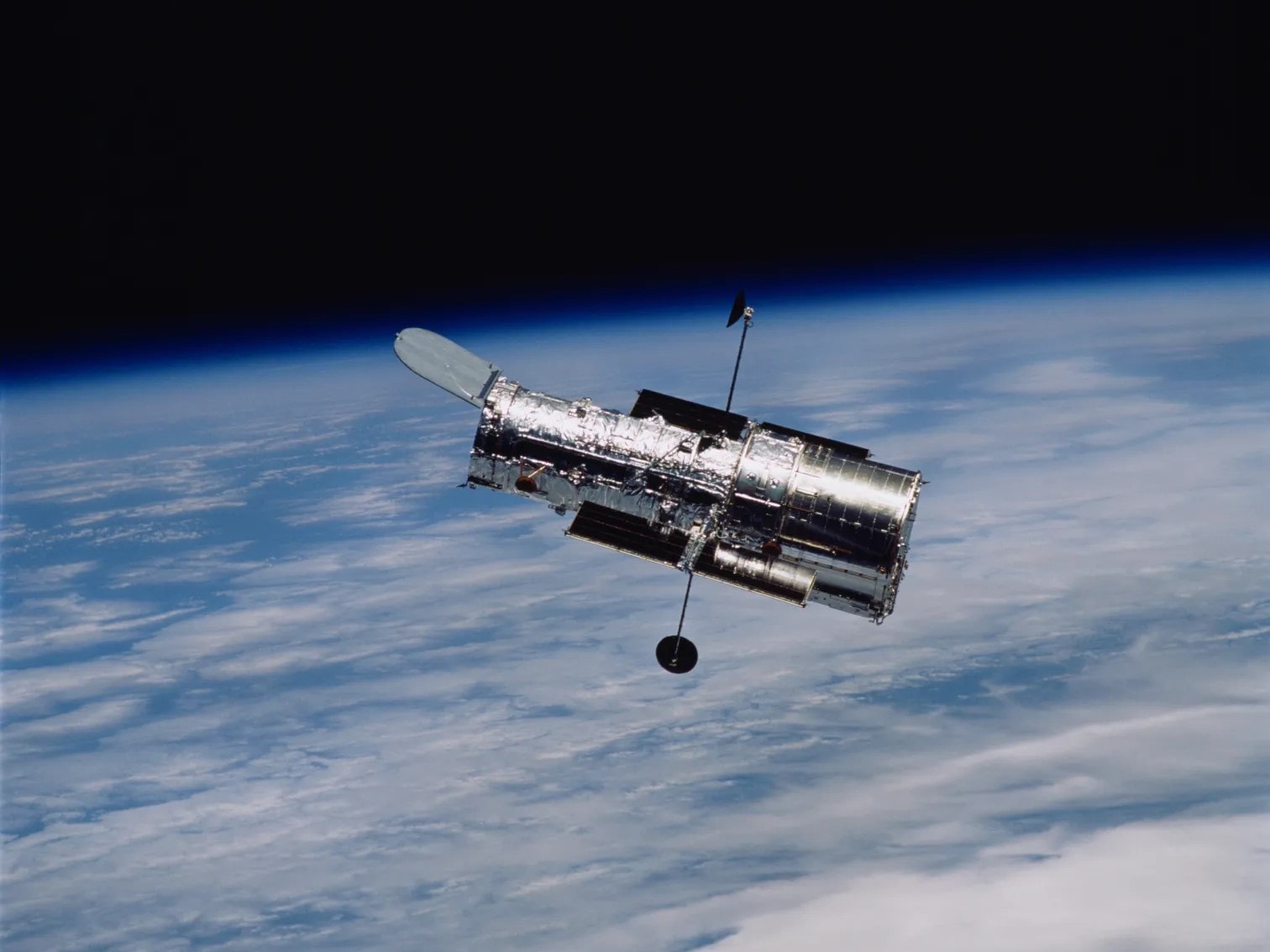 Kính thiên văn không gian Hubble hoạt động trên quỹ đạo Trái Đất