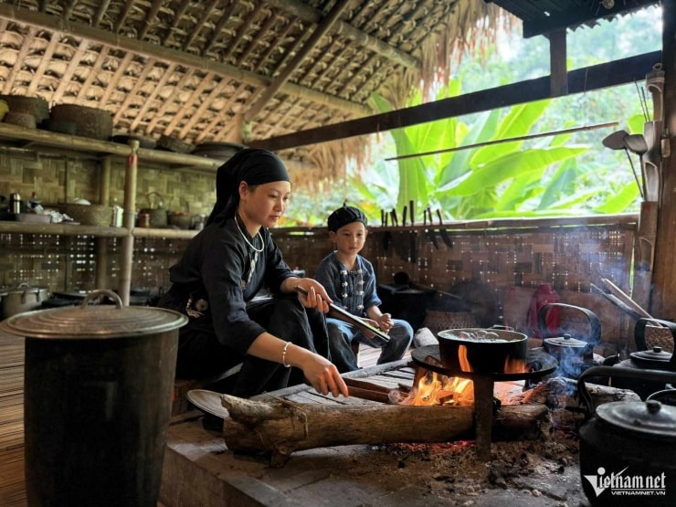 Du khách trải nghiệm cuộc sống dân dã cùng người dân địa phương tại làng Thái Hải