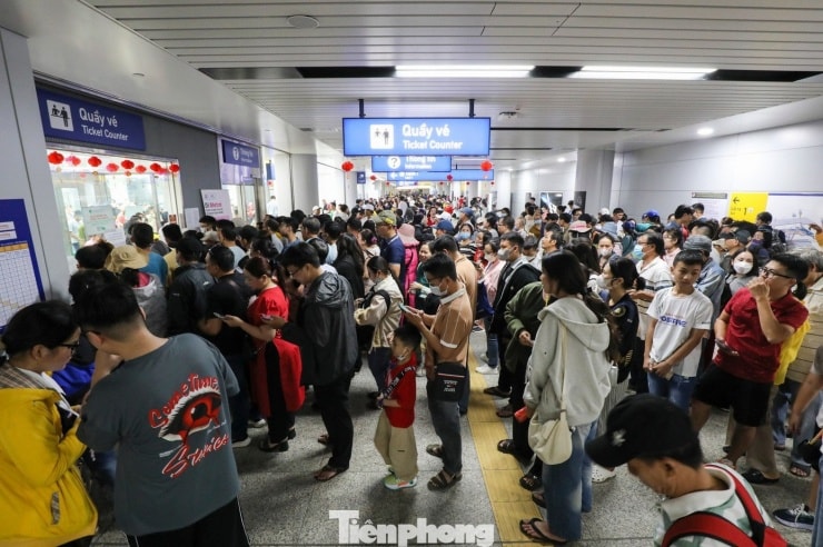 Nghìn người xếp hàng chờ đi metro dịp Tết Nguyên đán 2025. Ảnh: Duy Anh