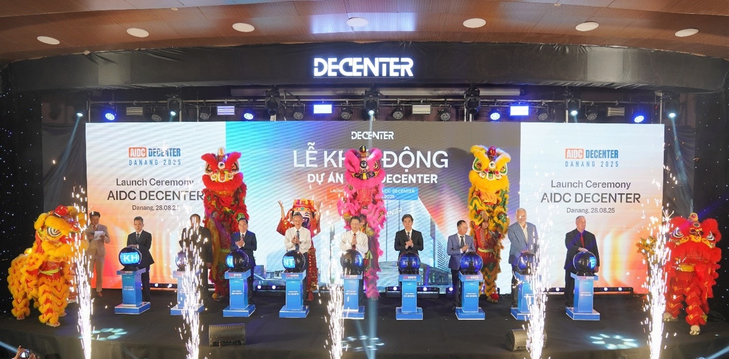 Lãnh đạo thành phố Đà Nẵng cùng các đại biểu thực hiện nghi thức khởi động dự án Trung tâm Dữ liệu AIDC DeCenter