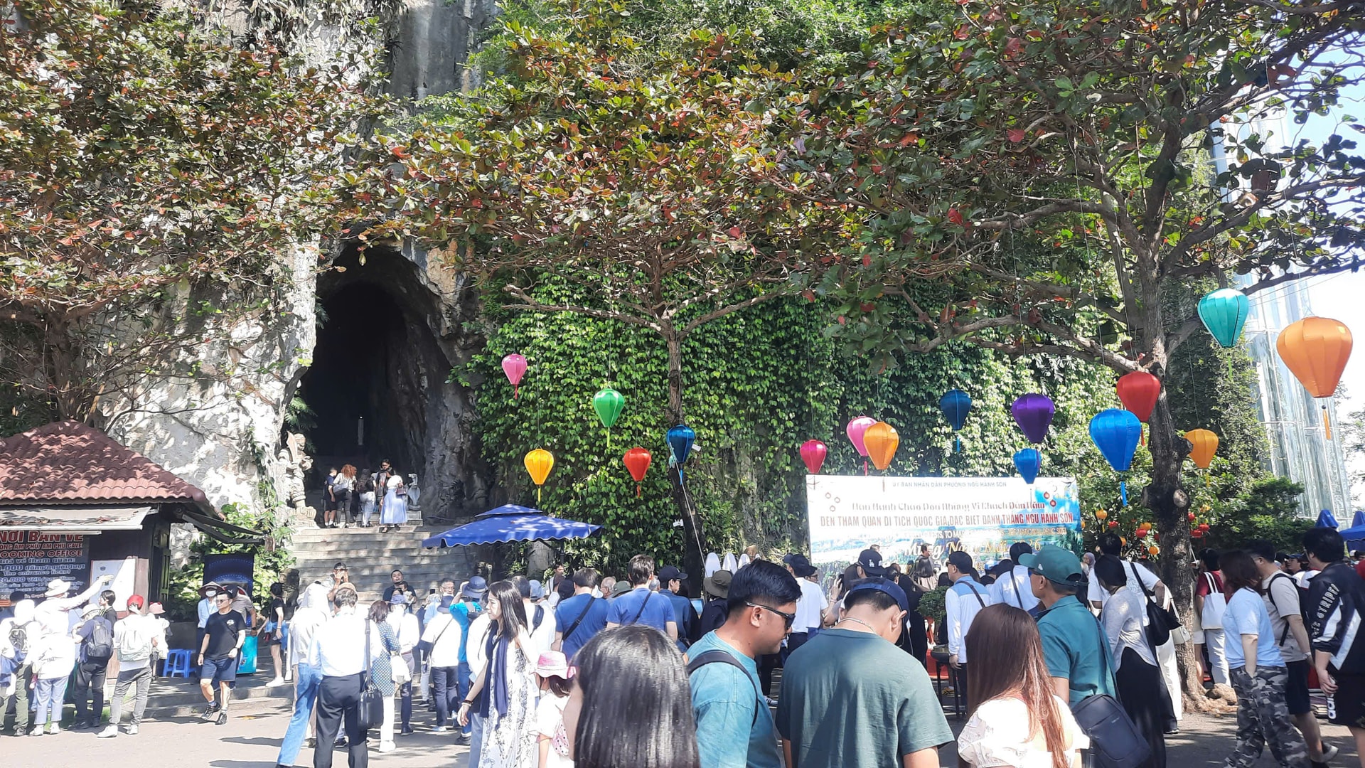 Các điểm đến trên địa bàn thành phố rộn ràng du khách trong ngày đầu năm. Ảnh: TRỌNG