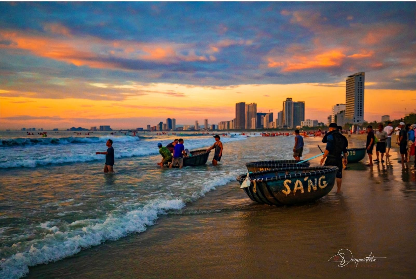 Thúng chai nối nhau cập bờ, nhịp lao động rộn ràng giữa sóng sớm và đường chân trời thành phố. Ảnh: ĐẶNG MINH TÚ