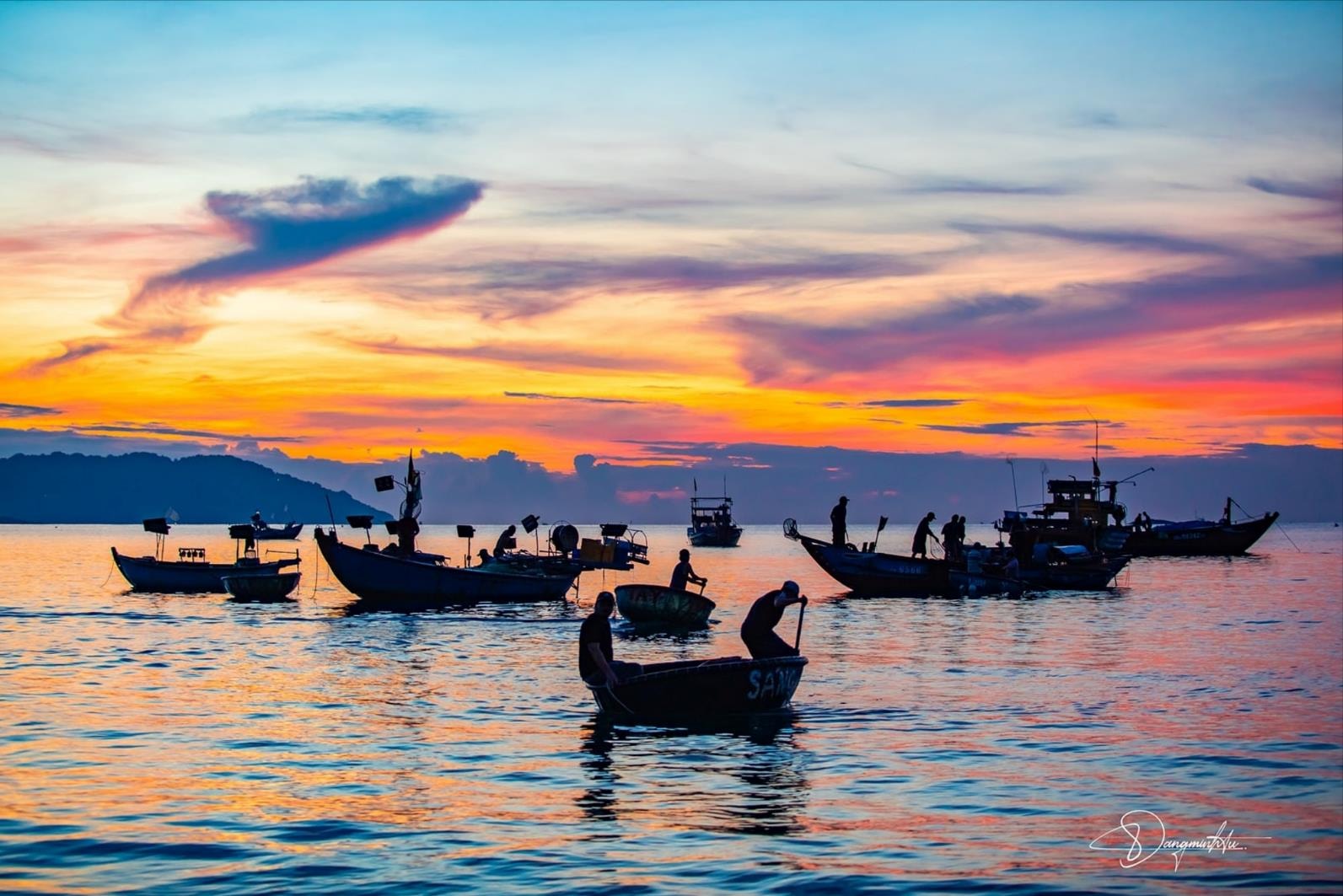 Bình minh trên mặt biển, những con thuyền lặng lẽ trở về sau một đêm vươn khơi. Ảnh: ĐẶNG MINH TÚ