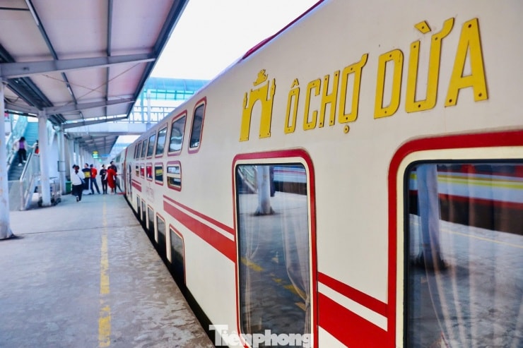Du khách thích thú trải nghiệm chuyến tàu 'Hà Nội 5 cửa ô' - 1