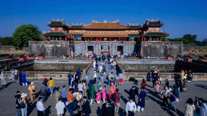 Khách tham quan Ngọ Môn Huế