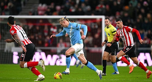Erling Haaland gặp khó khăn trong việc tìm đường vào khung thành Sunderland.
