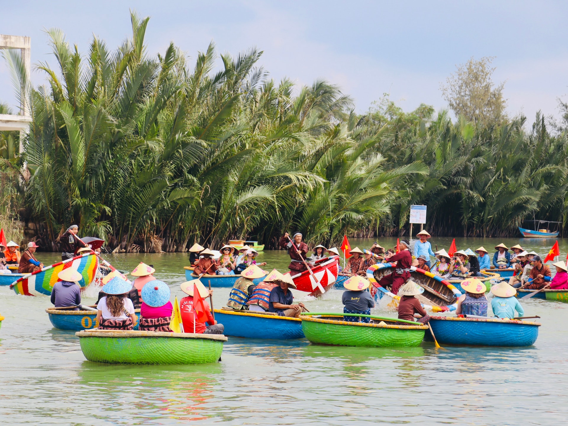 Các điểm đến trên địa bàn thành phố dập dìu du khách trong dịp Tết Dương lịch 2026. TRONG ẢNH: Khách tham quan rừng dừa Bảy Mẫu. Ảnh: QUỐC TUẤN