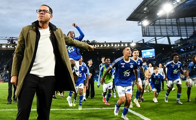Chiến lược gia Liam Rosenior trong một khoảnh khắc ăn mừng tại giải vô địch quốc gia Pháp Ligue 1