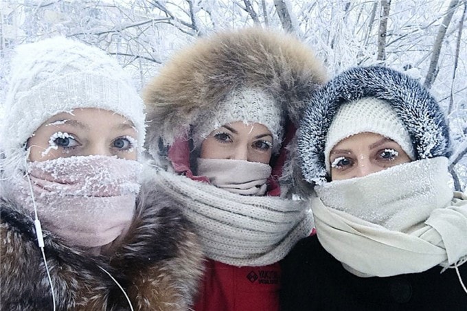 Người dân Yakutsk bịt kín mặt để tránh tê cóng khi di chuyển ngoài trời