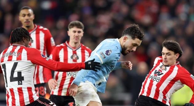 Rayan Cherki nỗ lực tạo đột biến trên hàng công Man City
