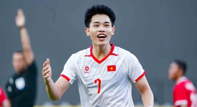 Đình Bắc và các cầu thủ U23 Việt Nam tập luyện chuẩn bị cho giải châu Á