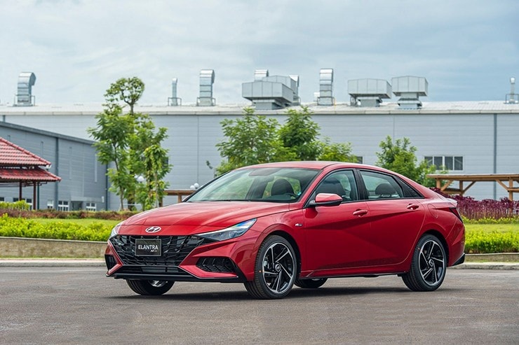 Ngoại thất Hyundai Elantra 2025 với những đường gân dập nổi sắc sảo