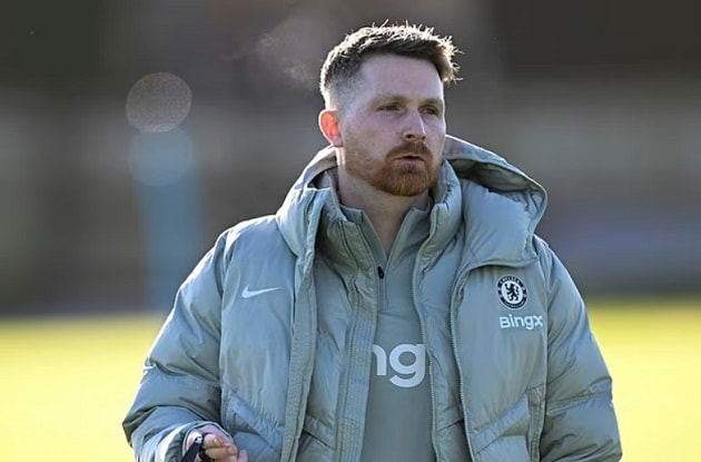 Calum McFarlane sẽ tạm thời dẫn dắt Chelsea trong trận đấu với Manchester City.