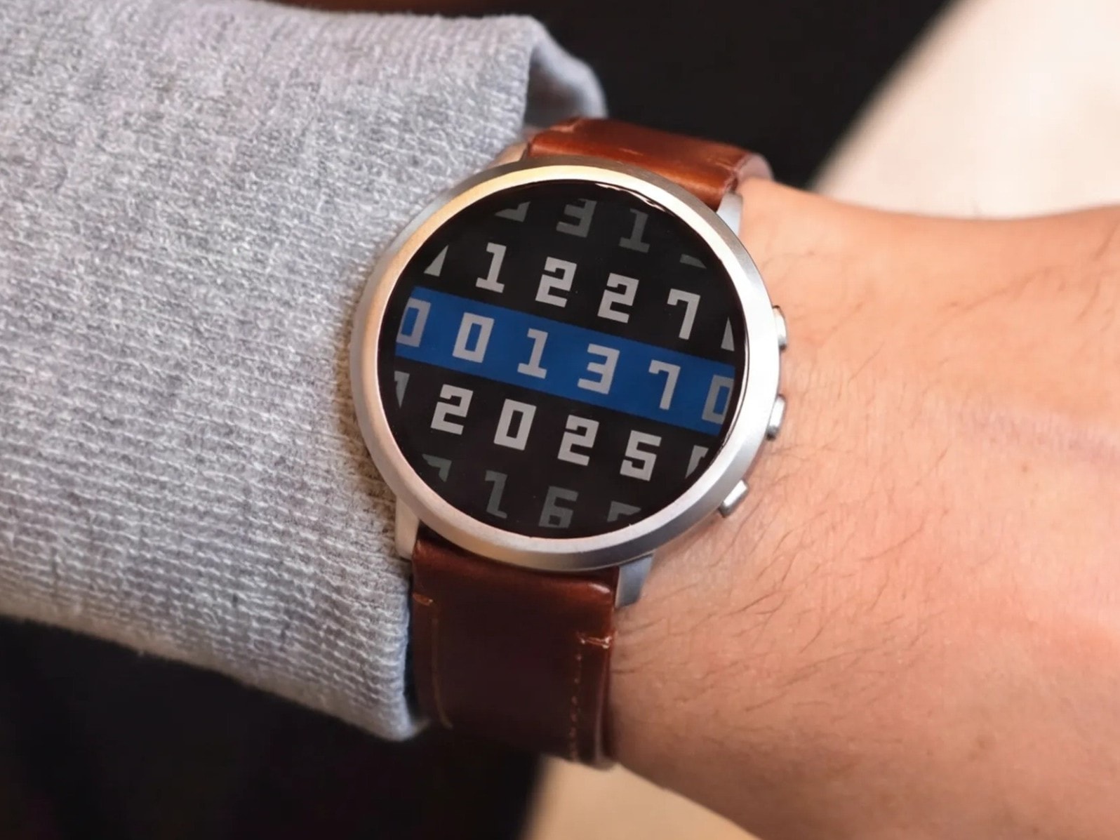 Pebble Round 2 có màn hình lớn hơn nhiều so với Pebble Time Round.