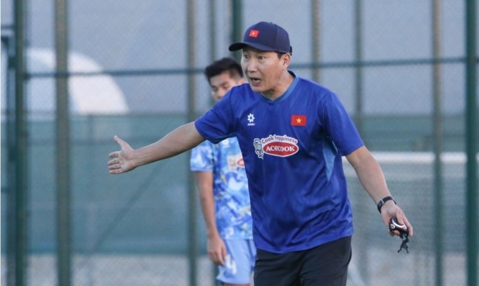 HLV Kim Sang Sik dặn dò các cầu thủ U23 Việt Nam
